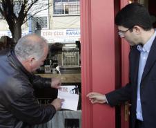 Secretário Cheida e gerente de Sustentabilidade da Souza Cruz, Luiz André Soares, participam de adesivação da campanha Bituca no Lixo Atitude de Cidadão, em Curitiba