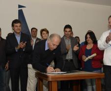 Governador Beto Richa acompanhado pela secretária da Família e Desenvolvimento Social, Fernanda Richa, do seretário do Meio Ambiente, Luiz Eduardo Cheida, e do prefeito de Pontal do Paraná, Edgar Rossi, assina a Resolução 027/2013, que estabelece critérios e procedimentos para o licenciamento ambiental dos empreendimentos náuticos localizados às margens do oceano e de rios do Estado. Pontal do Paraná, 26/08/2013. Foto - Antonio Costa/ANPr
