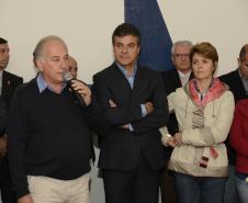 Governador Beto Richa acompanhado pela secretária da Família e Desenvolvimento Social, Fernanda Richa, do seretário do Meio Ambiente, Luiz Eduardo Cheida, e do prefeito de Pontal do Paraná, Edgar Rossi, assina a Resolução 027/2013, que estabelece critérios e procedimentos para o licenciamento ambiental dos empreendimentos náuticos localizados às margens do oceano e de rios do Estado. Pontal do Paraná, 26/08/2013. Foto - Antonio Costa/ANPr