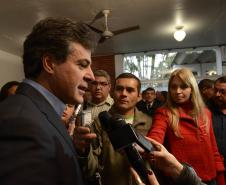 Governador Beto Richa assina a Resolução 027/2013, que estabelece critérios e procedimentos para o licenciamento ambiental dos empreendimentos náuticos localizados às margens do oceano e de rios do Estado. Pontal do Paraná, 26/08/2013. Foto - Antonio Costa/ANPr
