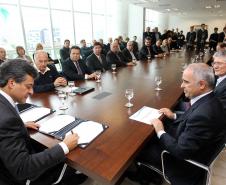 Governador Beto Richa com o secretário estadual do Meio Ambiente e Recursos Hídricos, Luiz Eduardo Cheida, e o presidente da Agência Nacional de Águas (ANA), Vicente Andreu, assina o contrato do Programa de Consolidação do Pacto Nacional pela Gestão das Águas (Progestão). Curitiba, 23/09/2013. Foto: Orlando Kissner/ANPr