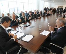 Governador Beto Richa com o secretário estadual do Meio Ambiente e Recursos Hídricos, Luiz Eduardo Cheida, e o presidente da Agência Nacional de Águas (ANA), Vicente Andreu, assina o contrato do Programa de Consolidação do Pacto Nacional pela Gestão das Águas (Progestão). Curitiba, 23/09/2013. Foto: Orlando Kissner/ANPr