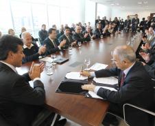 Governador Beto Richa com o secretário estadual do Meio Ambiente e Recursos Hídricos, Luiz Eduardo Cheida, e o presidente da Agência Nacional de Águas (ANA), Vicente Andreu, assina o contrato do Programa de Consolidação do Pacto Nacional pela Gestão das Águas (Progestão). Curitiba, 23/09/2013. Foto: Orlando Kissner/ANPr