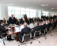 Governador Beto Richa com o secretário estadual do Meio Ambiente e Recursos Hídricos, Luiz Eduardo Cheida, e o presidente da Agência Nacional de Águas (ANA), Vicente Andreu, assina o contrato do Programa de Consolidação do Pacto Nacional pela Gestão das Águas (Progestão). Curitiba, 23/09/2013. Foto: Orlando Kissner/ANPr