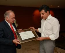 O secretário estadual do Meio Ambiente e Recursos Hídricos, Luiz Eduardo Cheida, entrega ao governador Beto Richa, o certificado de filiação do Paraná no Conselho Mundial da Água.uritiba, 21/10/2013.Foto: Antonio Costa/ANPr