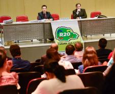Programa Parana Sem Lixoes , no auditorio Mario Lobo.Giovani Ferri (esq.),promotor de justica em Toledo e Angelo Ferreira,promotor de justica em Cascavel.Curitiba,03/12/2013. Foto - Antonio Costa