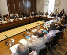 O secretário estadual de Meio Ambiente e Recursos Hídricos, Luiz Eduardo Cheida, apresenta a agenda de gestão de recursos hídricos do Estado do Paraná, durante a reunião do Conselho Mundial da Água da Seção Brasil que pela primeira vez se reúne no Paraná, com a participação de 35 representantes de empresas e entidades brasileiras que integram o Conselho.Curitiba, 04/12/2013.Foto: Arnaldo Alves/ANPr