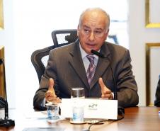 O secretário estadual de Meio Ambiente e Recursos Hídricos, Luiz Eduardo Cheida, apresenta a agenda de gestão de recursos hídricos do Estado do Paraná, durante a reunião do Conselho Mundial da Água da Seção Brasil que pela primeira vez se reúne no Paraná, com a participação de 35 representantes de empresas e entidades brasileiras que integram o Conselho.Curitiba, 04/12/2013.Foto: Arnaldo Alves/ANPr