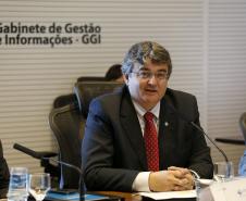 O secretário estadual de Meio Ambiente e Recursos Hídricos, Luiz Eduardo Cheida, apresenta a agenda de gestão de recursos hídricos do Estado do Paraná, durante a reunião do Conselho Mundial da Água da Seção Brasil que pela primeira vez se reúne no Paraná, com a participação de 35 representantes de empresas e entidades brasileiras que integram o Conselho. Na foto, o governador da seção Brasil do Conselho Mundial da Água, Ricardo Andrade.Curitiba, 04/12/2013.Foto: Arnaldo Alves / ANPr.