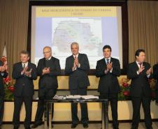 Governador Beto Richa recebe o estudo da Base Hidrográfica Oficial do Paraná.Curitiba, 16/09/2011Foto: Arnaldo Alves / AENotícias.