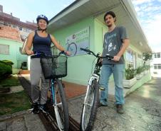 Secretaria de Estado do Meio Ambiente, incentiva os funcionários ao uso da bicicleta. Leticia Sucharski, estudante de biologia e Rodrigo Osternack estudante de Geografia, ambos estágiarios da secretaria.Curitiba, 12/04/2014Foto: Ricardo Almeida / ANPr