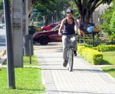 Secretaria de Estado do Meio Ambiente, incentiva os funcionários ao uso da bicicleta. Leticia Sucharski, estudante de Biologia e  estágiaria da secretaria.Curitiba, 12/04/2014Foto: Ricardo Almeida / ANPr