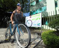 Secretaria de Estado do Meio Ambiente, incentiva os funcionários ao uso da bicicleta. Leticia Sucharski, estudante de Biologia e  estágiaria da secretaria.Curitiba, 12/04/2014Foto: Ricardo Almeida / ANPr