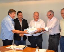 Presidente do SINDIREPA, Wilson Bill, entrega plano de resíduos Sólidos ao secretário estadual do Meio Ambiente, Luiz Educardo Cheida. 