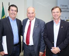 O secretário do Meio Ambiente e Recursos Hídricos, Luiz Eduardo Cheida, com o prefeito de Londrina Alexandre Kireeff e Ary Sudan, no Fórum Desenvolve Londrina - Fórum Permanente de Planejamento Estratégico para o Desenvolvimento Sustentável de Londrina. Foto: Wesley Manini