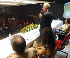 Secretário do Meio Ambiente, Luiz Eduardo Cheida acompanhado pela Desembargadora do Tribunal de Justiça Joeci Camargo Machado, representante do CREA-Pr., Antonio Borges dos Reis e representante do PV - Partido Verde, Maria Leticia Fagundes, entrega Prêmio Mãe Natureza no Auditório Mario Lobo, Palácio das Araucárias.Curitiba, 11/03/2014Foto: Ricardo Almeida / ANPr