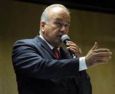 Secretário do Meio Ambiente, Luiz Eduardo Cheida acompanhado pela Desembargadora do Tribunal de Justiça Joeci Camargo Machado, representante do CREA-Pr., Antonio Borges dos Reis e representante do PV - Partido Verde, Maria Leticia Fagundes, entrega Prêmio Mãe Natureza no Auditório Mario Lobo, Palácio das Araucárias.Curitiba, 11/03/2014Foto: Ricardo Almeida / ANPr
