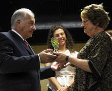 Secretário do Meio Ambiente, Luiz Eduardo Cheida acompanhado pela Desembargadora do Tribunal de Justiça Joeci Camargo Machado, representante do CREA-Pr., Antonio Borges dos Reis e representante do PV - Partido Verde, Maria Leticia Fagundes, entrega Prêmio Mãe Natureza para a Ambientalista da Associação do Meio Ambiente de Araucária, Lidia Lucaski.Curitiba, 11/03/2014Foto: Ricardo Almeida / ANPr