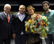 Secretário do Meio Ambiente, Luiz Eduardo Cheida acompanhado pela Desembargadora do Tribunal de Justiça Joeci Camargo Machado, representante do CREA-Pr., Antonio Borges dos Reis e representante do PV - Partido Verde, Maria Leticia Fagundes, entrega Prêmio Mãe Natureza para a Ambientalista da Associação do Meio Ambiente de Araucária, Lidia Lucaski.Curitiba, 11/03/2014Foto: Ricardo Almeida / ANPr