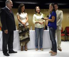 Secretário do Meio Ambiente, Luiz Eduardo Cheida acompanhado pela Desembargadora do Tribunal de Justiça Joeci Camargo Machado, representante do CREA-Pr., Antonio Borges dos Reis e representante do PV - Partido Verde, Maria Leticia Fagundes, entrega Prêmio Mãe Natureza para Leila Grabowski do Colégio Estadual São Mateus do Sul.Curitiba, 11/03/2014Foto: Ricardo Almeida / ANPr
