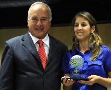 Secretário do Meio Ambiente, Luiz Eduardo Cheida acompanhado pela Desembargadora do Tribunal de Justiça Joeci Camargo Machado, representante do CREA-Pr., Antonio Borges dos Reis e representante do PV - Partido Verde, Maria Leticia Fagundes, entrega Prêmio Mãe Natureza para Leila Grabowski do Colégio Estadual São Mateus do Sul.Curitiba, 11/03/2014Foto: Ricardo Almeida / ANPr