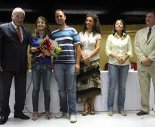 Secretário do Meio Ambiente, Luiz Eduardo Cheida acompanhado pela Desembargadora do Tribunal de Justiça Joeci Camargo Machado, representante do CREA-Pr., Antonio Borges dos Reis e representante do PV - Partido Verde, Maria Leticia Fagundes, entrega Prêmio Mãe Natureza para Leila Grabowski do Colégio Estadual São Mateus do Sul.Curitiba, 11/03/2014Foto: Ricardo Almeida / ANPr
