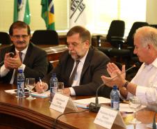 O Vice-governador e secretário da Educação, Flávio Arns, o secretário do Meio ambiente, Luiz Eduardo Cheida e o secretário da Ciência, Tecnologia e Ensino Superior, João Carlos Gomes, lançaram durante a reunião do Conselho Estadual de Recursos Hídricos, o "Ano pedagógico da água", ação educativa para debater o tema água nas escolas da rede pública de ensino.Curitiba, 24/03/2014.Foto: José Fernando Ogura/Vice-Govenadoria