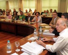 Secretaria do Meio Ambiente e Recursos Hídricos recebeu o plano de logística reversa dos resíduos sólidos gerados pela cadeia produtiva de madeiras e móveis do Estado. Curitiba 25-03-2014.     foto Mauro Frasson.