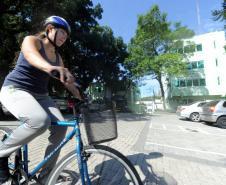 Secretaria de Estado do Meio Ambiente, incentiva os funcionários ao uso da bicicleta. Leticia Sucharski, estudante de Biologia e  estágiaria da secretaria.Curitiba, 12/04/2014Foto: Ricardo Almeida / ANPr