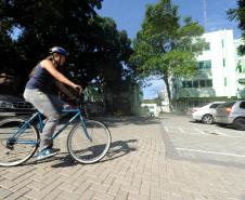 Secretaria de Estado do Meio Ambiente, incentiva os funcionários ao uso da bicicleta. Leticia Sucharski, estudante de Biologia e  estágiaria da secretaria.Curitiba, 12/04/2014Foto: Ricardo Almeida / ANPr