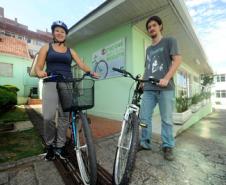 Secretaria de Estado do Meio Ambiente, incentiva os funcionários ao uso da bicicleta. Leticia Sucharski, estudante de biologia e Rodrigo Osternack estudante de Geografia, ambos estágiarios da secretaria.Curitiba, 12/04/2014Foto: Ricardo Almeida / ANPr