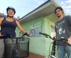 Secretaria de Estado do Meio Ambiente, incentiva os funcionários ao uso da bicicleta. Leticia Sucharski, estudante de biologia e Rodrigo Osternack estudante de Geografia, ambos estágiarios da secretaria.Curitiba, 12/04/2014Foto: Ricardo Almeida / ANPr