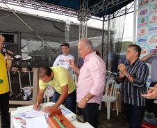 Secretário do Meio Ambiente e Recursos Hídricos, Luiz Eduardo Cheida, assina resolução que regula as atividades pesqueiras no Estado.Carlópolis, 30/03/2014.Foto: Divulgação SEMA