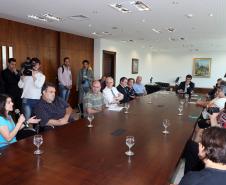 Governador Beto Richa assina decreto que regulamenta a criação da Rede Estadual de Direitos Animais (REDA), ao lado do secretário do Meio Ambiente e Recursos Hídricos, Luiz Eduardo Cheida. Curitiba, 01/04/2014. Foto: Orlando Kissner/ANPr
