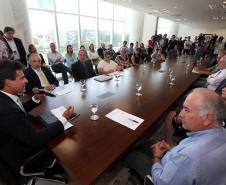 Governador Beto Richa assina decreto que regulamenta a criação da Rede Estadual de Direitos Animais (REDA), ao lado do secretário do Meio Ambiente e Recursos Hídricos, Luiz Eduardo Cheida. Curitiba, 01/04/2014. Foto: Orlando Kissner/ANPr