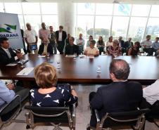 Governador Beto Richa assina decreto que regulamenta a criação da Rede Estadual de Direitos Animais (REDA), ao lado do secretário do Meio Ambiente e Recursos Hídricos, Luiz Eduardo Cheida. Curitiba, 01/04/2014. Foto: Orlando Kissner/ANPr