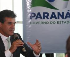 Governador Beto Richa assina decreto que regulamenta a criação da Rede Estadual de Direitos Animais (REDA), ao lado do secretário do Meio Ambiente e Recursos Hídricos, Luiz Eduardo Cheida. Curitiba, 01/04/2014. Foto: Orlando Kissner/ANPr
