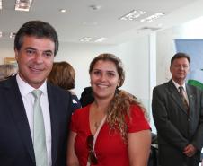 Governador Beto Richa assina decreto que regulamenta a criação da Rede Estadual de Direitos Animais (REDA), ao lado do secretário do Meio Ambiente e Recursos Hídricos, Luiz Eduardo Cheida. Curitiba, 01/04/2014. Foto: Orlando Kissner/ANPr