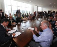 Governador Beto Richa assina decreto que regulamenta a criação da Rede Estadual de Direitos Animais (REDA), ao lado do secretário do Meio Ambiente e Recursos Hídricos, Luiz Eduardo Cheida. Curitiba, 01/04/2014. Foto: Orlando Kissner/ANPr