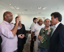 Governador Beto Richa assina decreto que regulamenta a criação da Rede Estadual de Direitos Animais (REDA), ao lado do secretário do Meio Ambiente e Recursos Hídricos, Luiz Eduardo Cheida. Curitiba, 01/04/2014. Foto: Orlando Kissner/ANPr