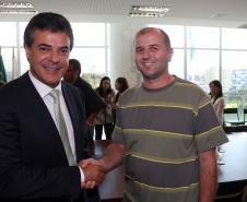 Governador Beto Richa assina decreto que regulamenta a criação da Rede Estadual de Direitos Animais (REDA), ao lado do secretário do Meio Ambiente e Recursos Hídricos, Luiz Eduardo Cheida. Curitiba, 01/04/2014. Foto: Orlando Kissner/ANPr