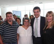 Governador Beto Richa assina decreto que regulamenta a criação da Rede Estadual de Direitos Animais (REDA), ao lado do secretário do Meio Ambiente e Recursos Hídricos, Luiz Eduardo Cheida. Curitiba, 01/04/2014. Foto: Orlando Kissner/ANPr