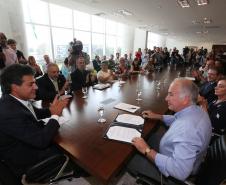 Governador Beto Richa assina decreto que regulamenta a criação da Rede Estadual de Direitos Animais (REDA), ao lado do secretário do Meio Ambiente e Recursos Hídricos, Luiz Eduardo Cheida. Curitiba, 01/04/2014. Foto: Orlando Kissner/ANPr