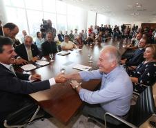 Governador Beto Richa assina decreto que regulamenta a criação da Rede Estadual de Direitos Animais (REDA), ao lado do secretário do Meio Ambiente e Recursos Hídricos, Luiz Eduardo Cheida. Curitiba, 01/04/2014. Foto: Orlando Kissner/ANPr