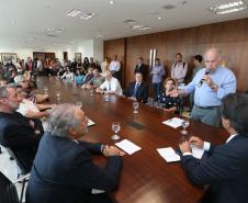 Governador Beto Richa assina decreto que regulamenta a criação da Rede Estadual de Direitos Animais (REDA), ao lado do secretário do Meio Ambiente e Recursos Hídricos, Luiz Eduardo Cheida. Curitiba, 01/04/2014. Foto: Orlando Kissner/ANPr