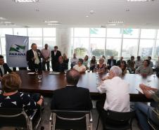 Governador Beto Richa assina decreto que regulamenta a criação da Rede Estadual de Direitos Animais (REDA), ao lado do secretário do Meio Ambiente e Recursos Hídricos, Luiz Eduardo Cheida. Curitiba, 01/04/2014. Foto: Orlando Kissner/ANPr
