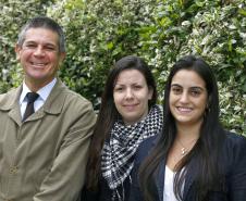 Os técnicos da SEMA responsáveis pelo projeto de reciclagem do Colégio Estadual do Paraná.E/D: Vinicio Bruni, eng. civil e assessor, Manuela Barbosa, eng. ambiental e Tatiana Silva, arquiteta.Curitiba, 17-04-14.Foto: Arnaldo Alves / ANPr.