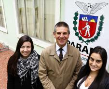 Os técnicos da SEMA responsáveis pelo projeto de reciclagem do Colégio Estadual do Paraná.E/D: Manuela Barbosa, eng. ambiental, Vinicio Bruni, eng. civil e assessor e Tatiana Silva, arquiteta.Curitiba, 17-04-14.Foto: Arnaldo Alves / ANPr.