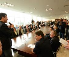 Governador Beto Richa assina convênio com 30 prefeituras para a readequação de microbacias pelo Programa de Gestão do Solo em Microbacias. Curitiba, 18/06/2014. Foto - Antonio Costa/ANPr