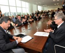 Governador Beto Richa assina convênio com 30 prefeituras para a readequação de microbacias pelo Programa de Gestão do Solo em Microbacias. Curitiba, 18/06/2014. Foto - Antonio Costa/ANPr